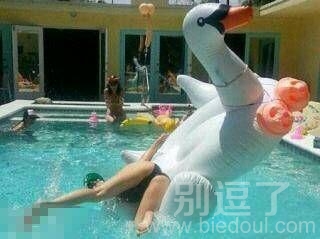 我不会游泳你还非让我来