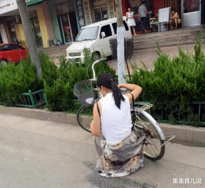 “事实证明，女生在骑自行车时，千万不要穿裙子！”好尴尬啊
