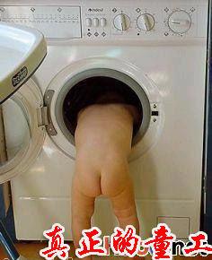 这么小就会洗衣服了