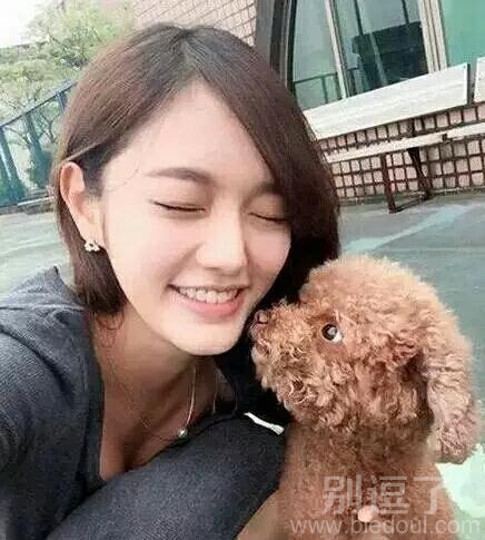 美女的诱惑谁都挡不住呀