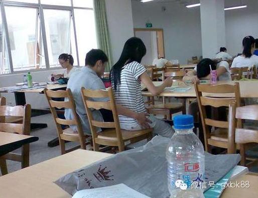 图书馆自习室真是个谈情说爱的好地方