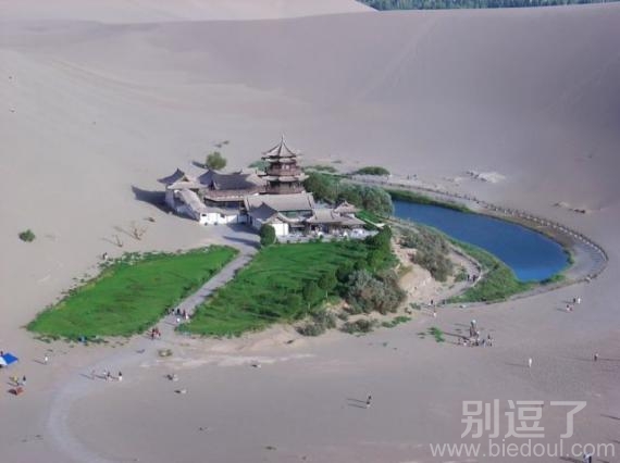 真实的沙漠绿洲。