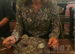 吃个饭都能撞衫呀