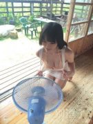 撩开衣服吹着电扇