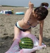 女汉纸开西瓜的方式