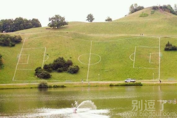 一个画好了的足球场。 一个画好了的足球场。