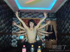 一群哥们跳千手观音舞。