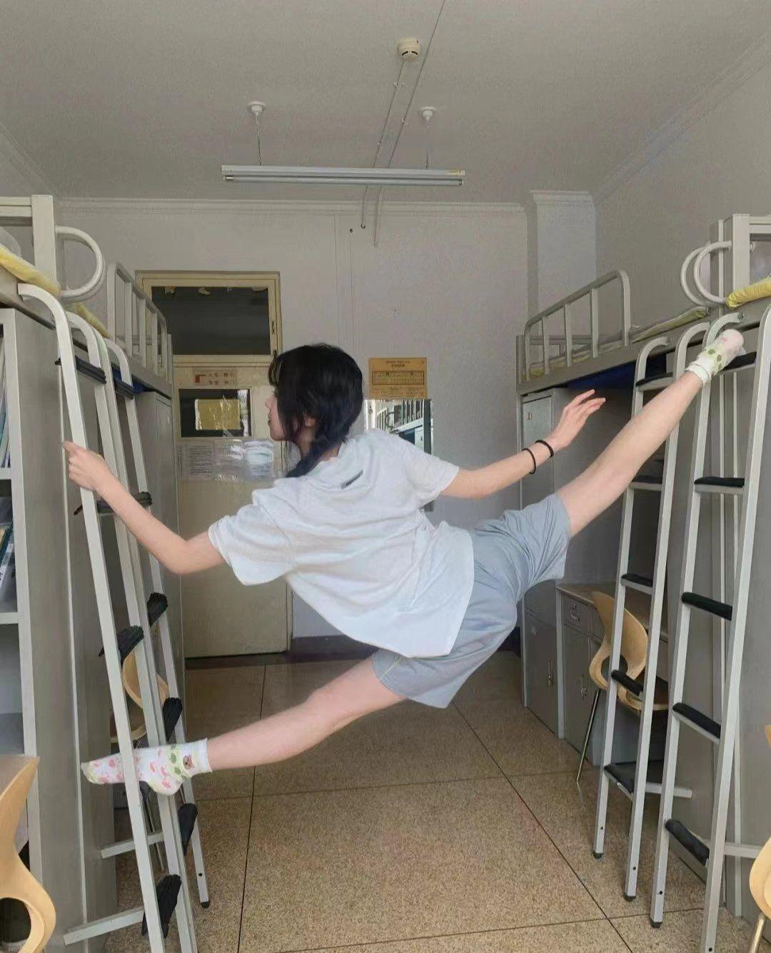 轻松一秒:学妹一个姿势,让我坐不住了 轻松一秒:学妹一个姿势,让我坐不住了