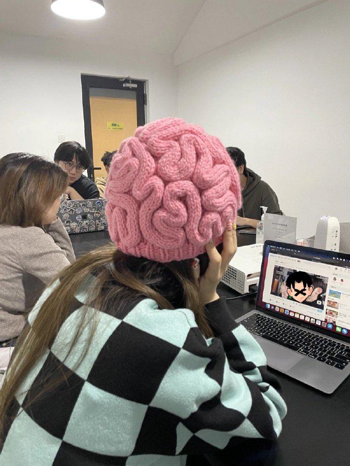 轻松一秒:学妹一个姿势,让我坐不住了 轻松一秒:学妹一个姿势,让我坐不住了