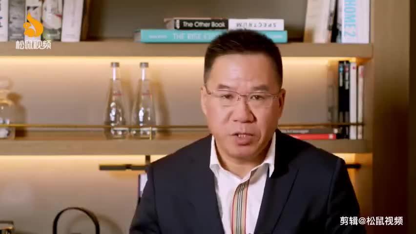 轻松一刻:女性弯腰遮胸口,是不是对男性的不尊重 轻松一刻:女性弯腰遮胸口,是不是对男性的不尊重