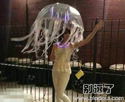 这伞是在搞什么艺术呢
