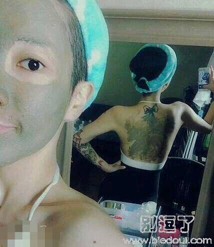 这面膜怎么还摸背后了 这面膜怎么还摸背后了