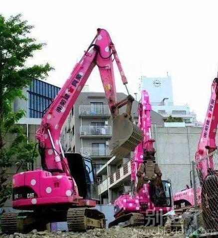 这挖掘机的颜色真可爱！