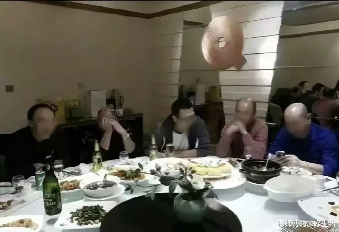 “程序员在网上晒出了与领导吃饭时的照片!” “程序员在网上晒出了与领导吃饭时的照片!”