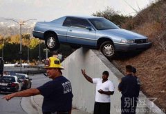 这是怎么撞上去的。 这是怎么撞上去的。