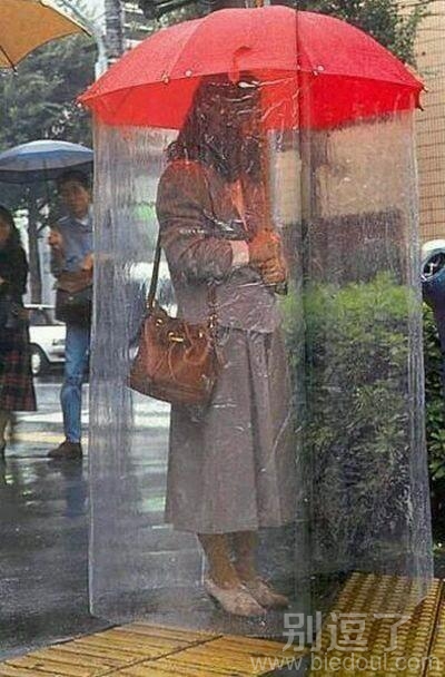 一个妹子的雨伞。