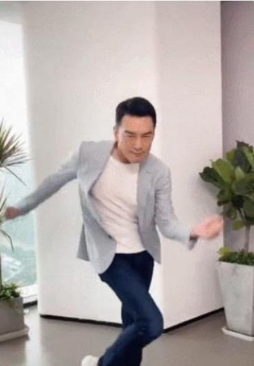轻松一刻:女车主做了什么,让男车主忍不住了? 轻松一刻:女车主做了什么,让男车主忍不住了?