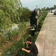 一个出车祸的车!! 一个出车祸的车!!