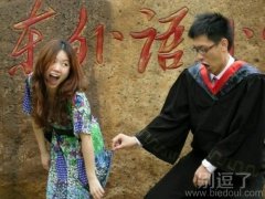 一个学生的毕业照。 一个学生的毕业照。