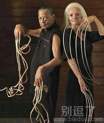 这么长的指甲怎么吃饭上厕所 这么长的指甲怎么吃饭上厕所