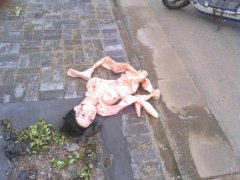 充气娃娃仍大街上不要了
