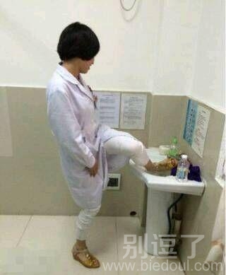 姑娘，这是洗手池，不是洗脚池啊！