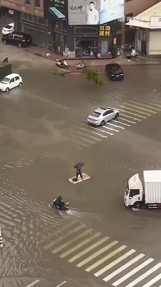 轻松一刻:上钟路上背单词,努力不分身份与职业 轻松一刻:上钟路上背单词,努力不分身份与职业