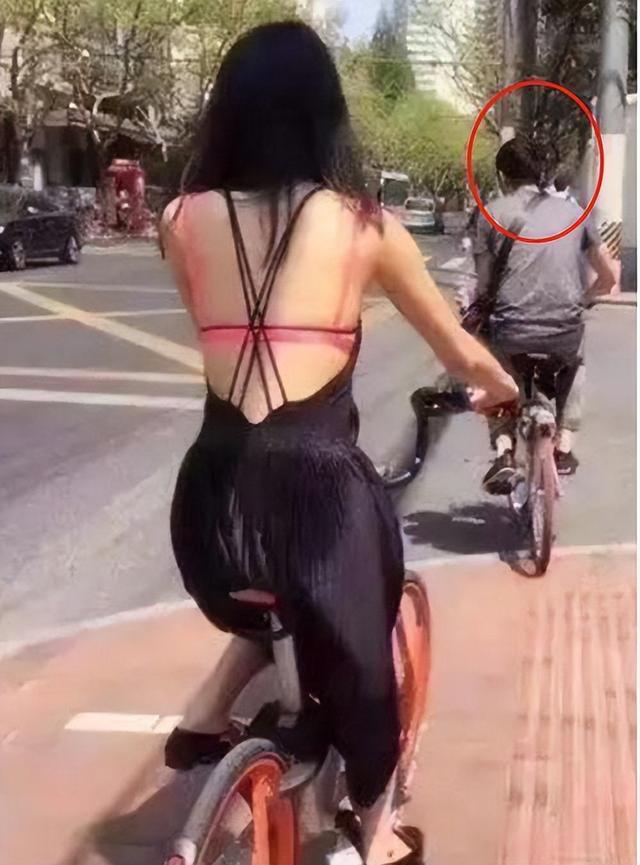 每日一笑:妹子穿这样的裙子上街还不套个外套,就不嫌尴尬吗 每日一笑:妹子穿这样的裙子上街还不套个外套,就不嫌尴尬吗