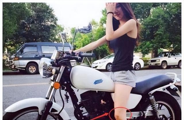 每日一笑:妹子穿这样的裙子上街还不套个外套,就不嫌尴尬吗 每日一笑:妹子穿这样的裙子上街还不套个外套,就不嫌尴尬吗