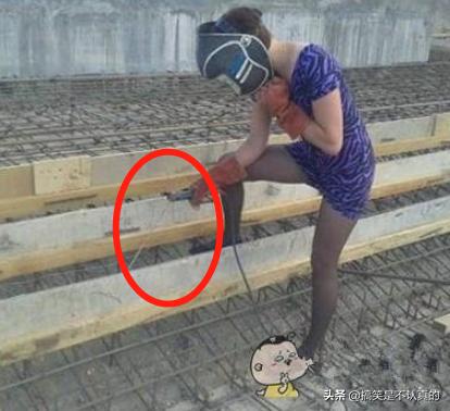 妹子,你是认真的吗,穿着裙子做电焊,就不觉得尴尬吗,长点心吧 妹子,你是认真的吗,穿着裙子做电焊,就不觉得尴尬吗,长点心吧