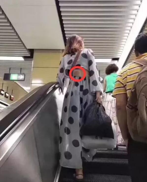 妹子,透过你衣服的缝隙,我看出你身体有点虚啊!哈哈哈 妹子,透过你衣服的缝隙,我看出你身体有点虚啊!哈哈哈