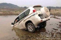 掉进河里的车。。 掉进河里的车。。
