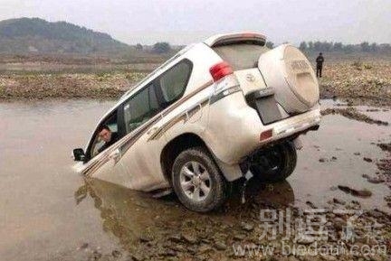 掉进河里的车。。