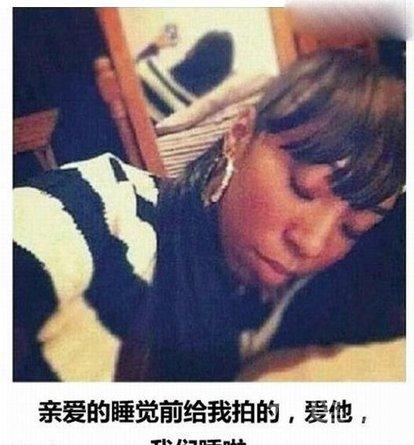 被拍照的女朋友。