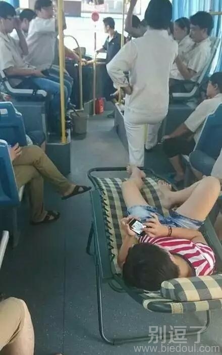 谁说没座位就苦逼呢