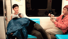 盖着衣服扇扇子，逗我呢