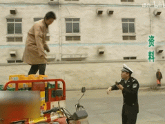 本想耍个帅，没想到当众出糗还摔疼了