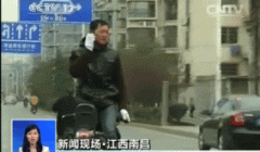 你倒骑摩托车还打手机