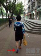 大妈走起来就是这么潇洒，连鞋子穿错了都没有发现
