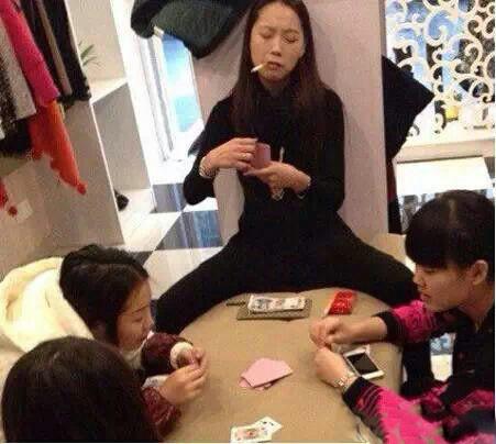 姐妹真霸气，这一晚上赢了不少钱吧！