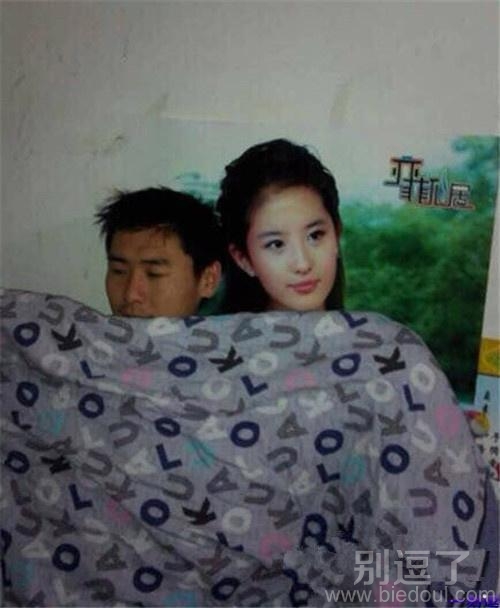 哥们,你的女友好眼熟啊! 哥们,你的女友好眼熟啊!