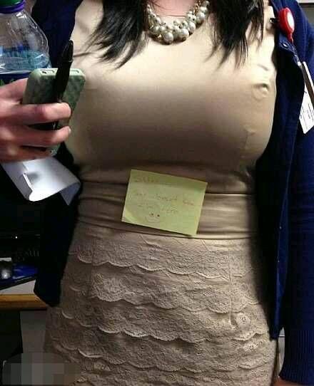 被人偷偷贴了东西都不知道