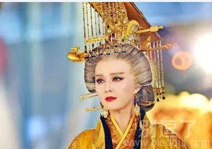 好久没看还珠格格了,怎么金锁都当皇帝了。 好久没看还珠格格了,怎么金锁都当皇帝了。