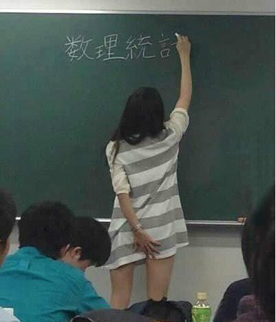 何必呢 穿条裤子就没这么麻烦了 何必呢 穿条裤子就没这么麻烦了