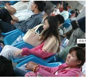 姐们醒醒 衣服都睡掉了 姐们醒醒 衣服都睡掉了