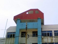 顶级轿车，都上房顶了。