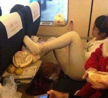 小妹妹,列车上咱能有点礼貌吗,这么多人看着你真不觉得丢人吗 小妹妹,列车上咱能有点礼貌吗,这么多人看着你真不觉得丢人吗