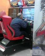 玩游戏的老爷爷。 玩游戏的老爷爷。