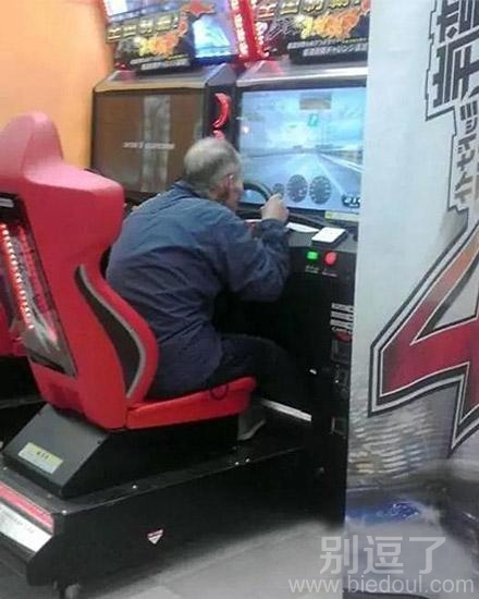 玩游戏的老爷爷。 玩游戏的老爷爷。