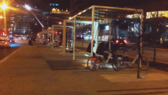 荡过头了摔车来车往的马路上